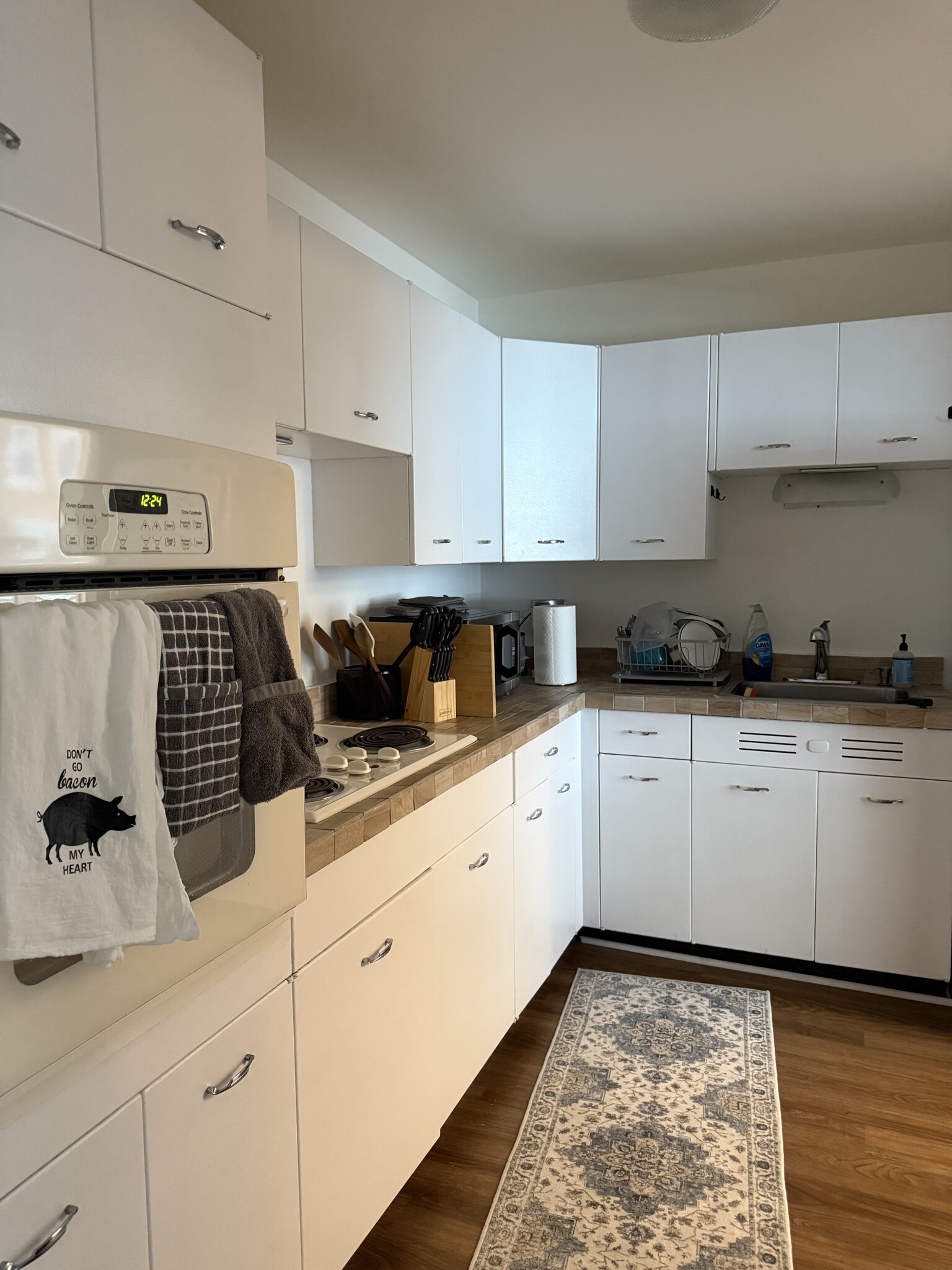 Kitchen - 6301 N Sheridan Rd