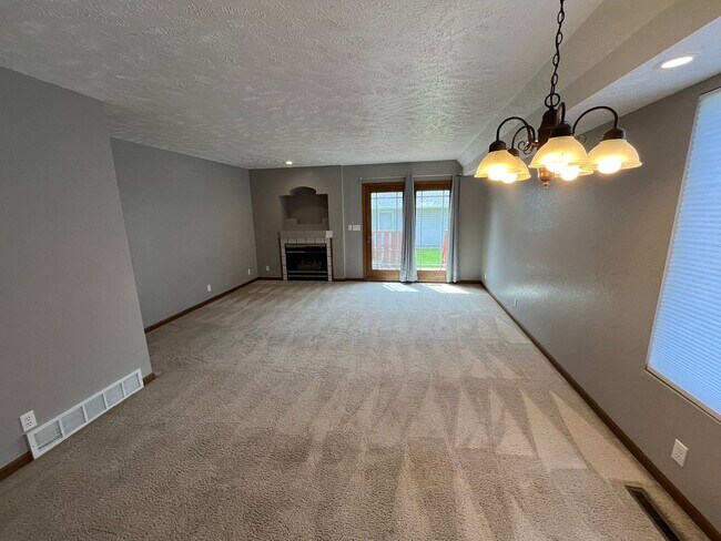 Building Photo - Beautiful 3 bed townhouse!