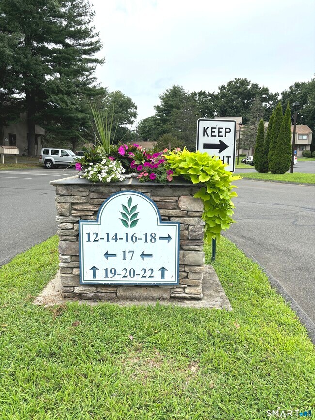 Building Photo - 20 Greenbriar Dr