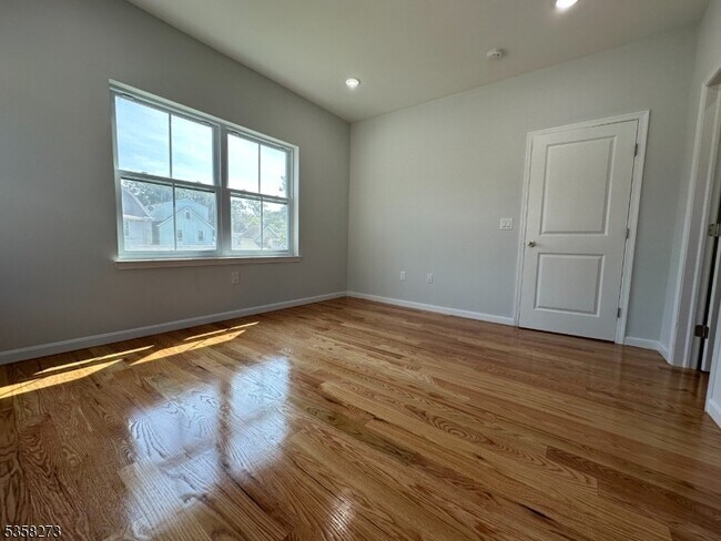 Building Photo - 476 Meade St