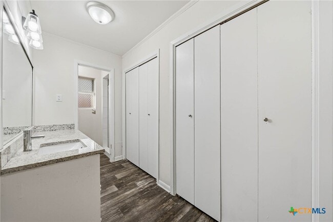 Building Photo - 610 Creek St