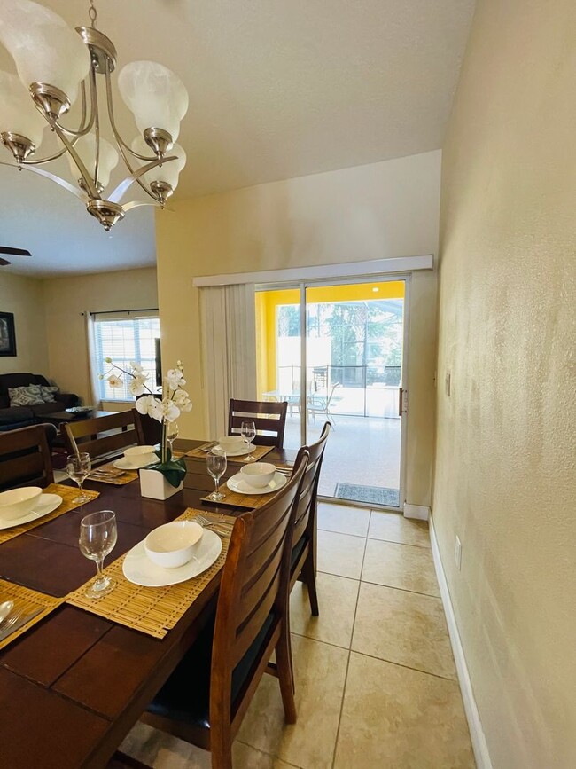 Building Photo - 4 bed 3 bath FULLY FURNISHED in Beautiful ...