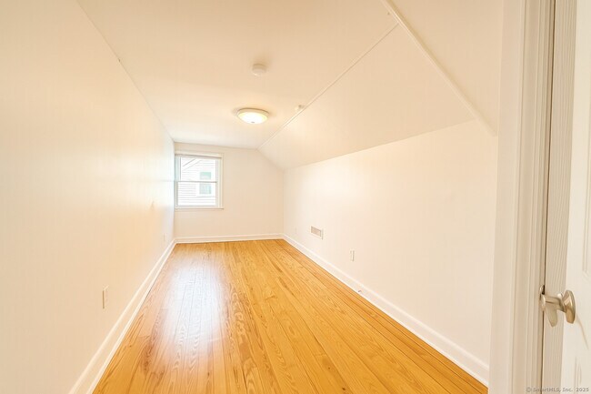 Building Photo - 645 Burnsford Ave