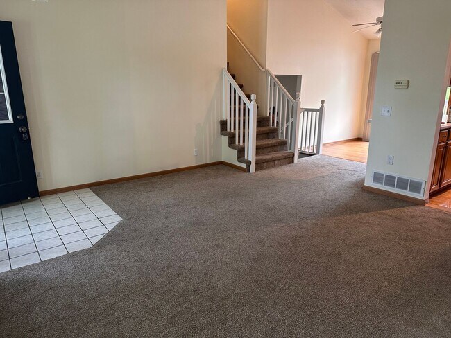 Building Photo - Three bedroom 3 bathroom in popular Bellevue