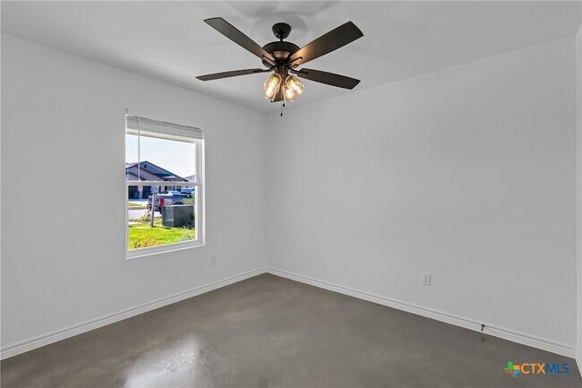 Building Photo - 907 Smoke Tree Ln