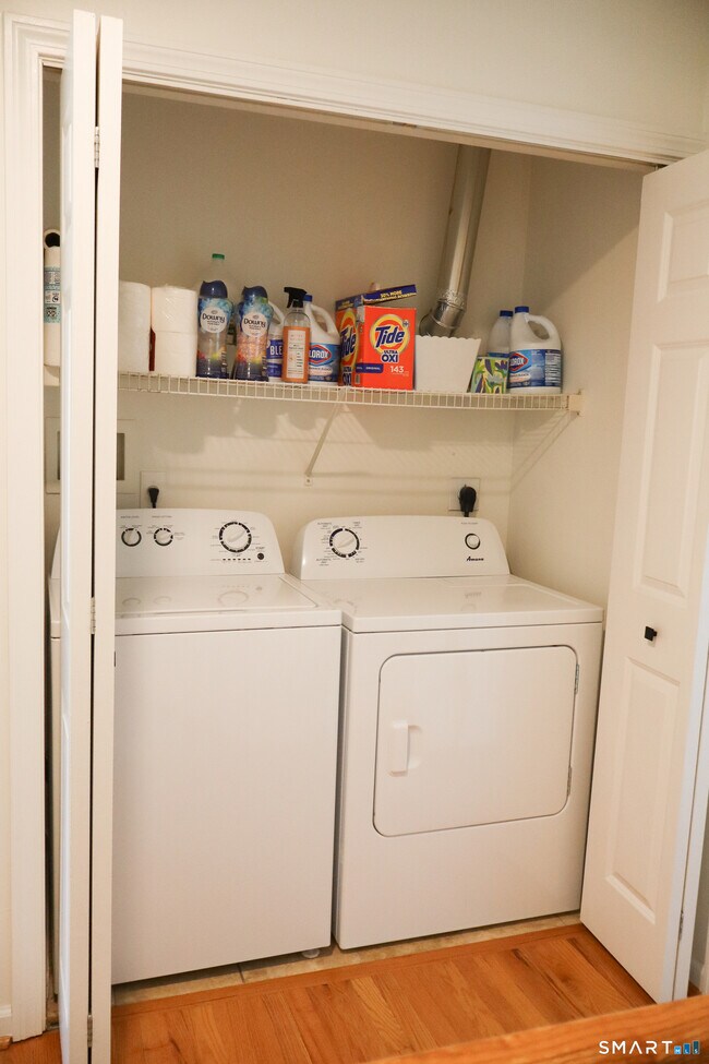 Building Photo - 25 W Silver St