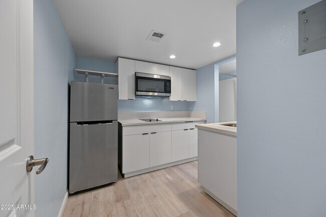 Building Photo - 3025 N 32nd St