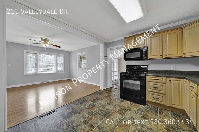 Building Photo - 211 Valleydale Dr