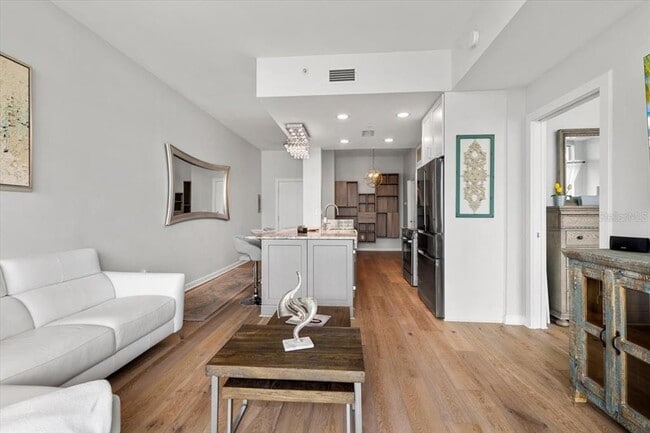 Building Photo - 400 4th Ave S