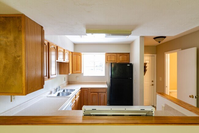 Building Photo - 2 Bedroom, 2.5 Bath Townhome In SW Pickwick Park