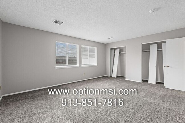 Building Photo - Freshly updated townhome in KCK