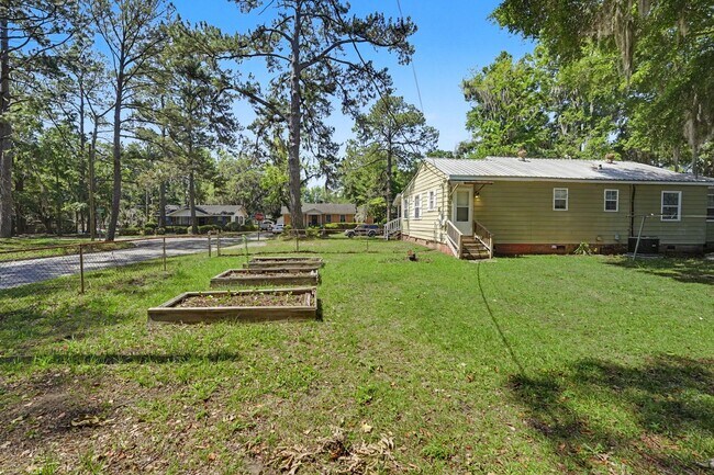 Building Photo - 3 Bed 2 Bath Home with Great Outdoor Space!