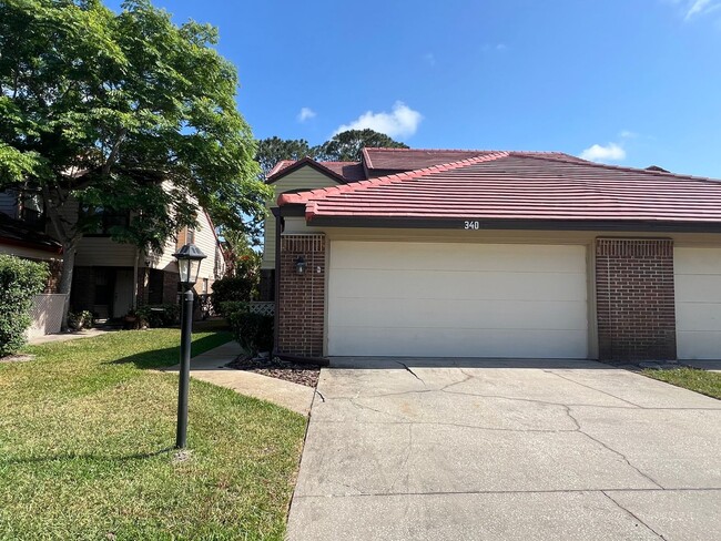 Building Photo - Beautiful 3 bed 2.5 bath townhome