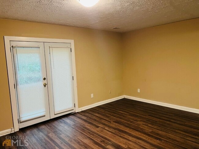 Building Photo - 6527 River Park Dr