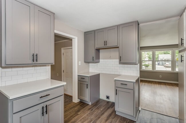 Building Photo - Three Bed for March move in!