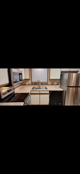 Building Photo - 526 Root Ave