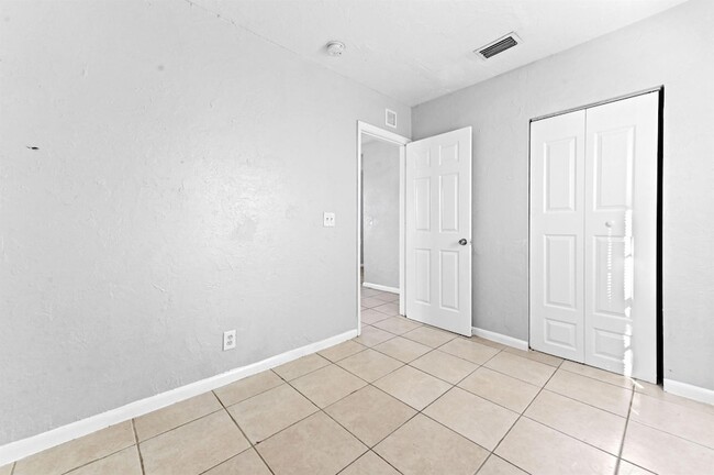 Building Photo - 515 Putnam Rd