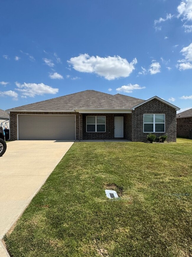 Building Photo - 4 bed / 2 bath Available Now!