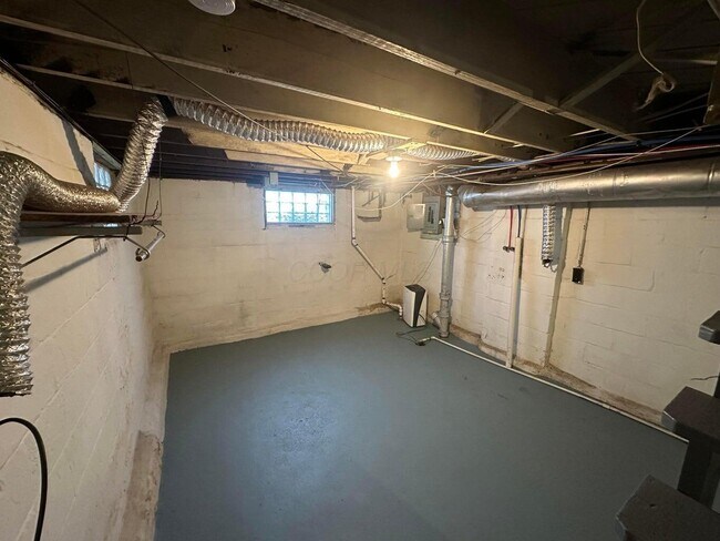 Building Photo - 890 E Livingston Ave