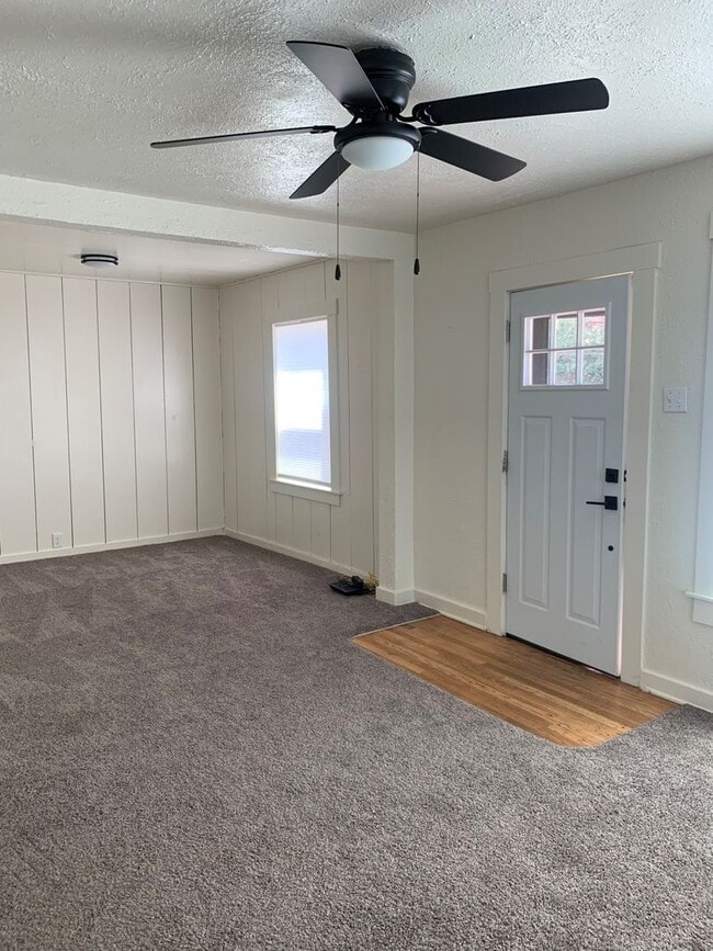 Building Photo - Clean 2 bedroom home