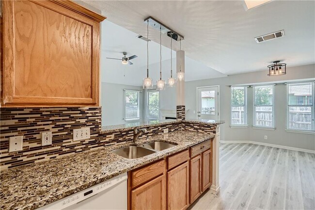 Building Photo - 102 Evergreen Cir