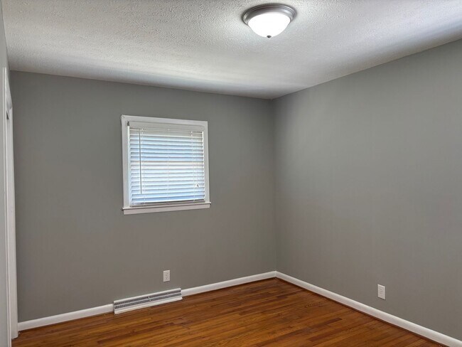 Building Photo - 3 bed, 1 bath brick home located in Asheboro