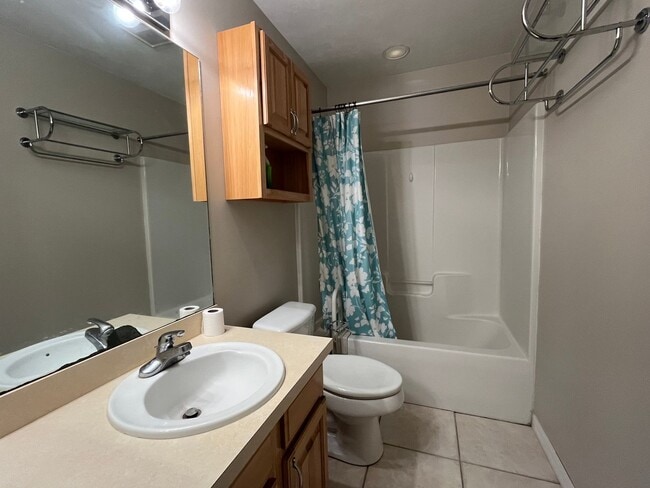 Building Photo - Charming 3BR/2BA Home with 2 Car Garage, F...