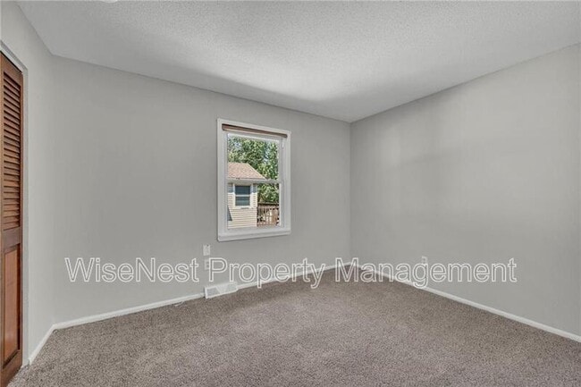 Building Photo - 305 NW Shamrock Ave