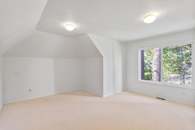 Building Photo - Elegant & Serene 3-Bedroom, 2 Bathroom Home Retreat in Desirable Arnold Creek