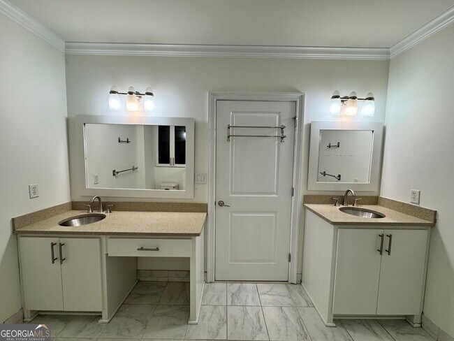 Building Photo - 2277 Peachtree Rd NE