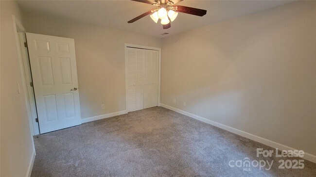 Building Photo - 9424 Whitethorn Dr