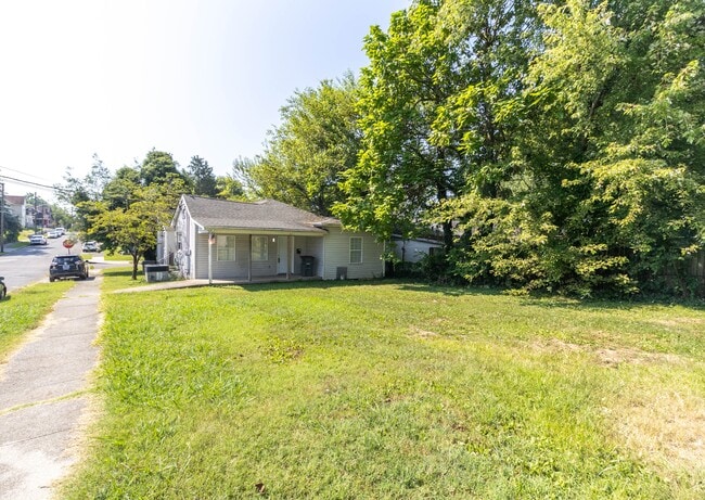 Building Photo - 605 Spruce St