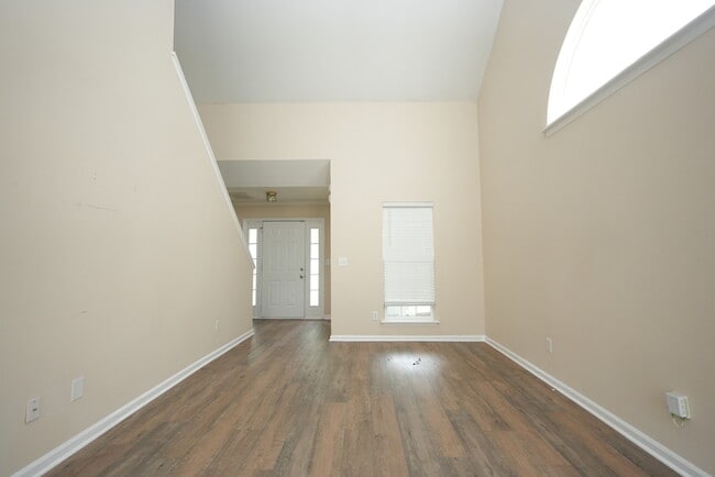 Building Photo - 3 bedroom, 2.5 bathroom home with great cu...