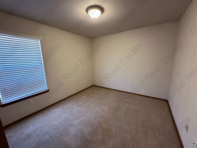 Building Photo - Spacious and nicely located on a cul-de-sac street 3 bedroom 2 bathroom home for rent.