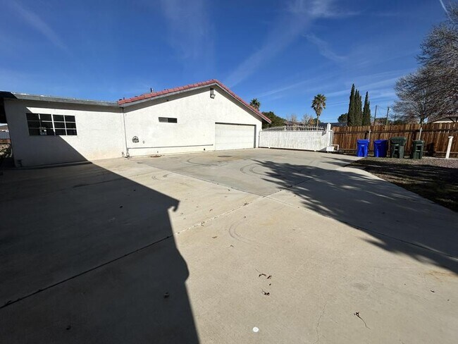 Building Photo - 15370 Tacony Rd