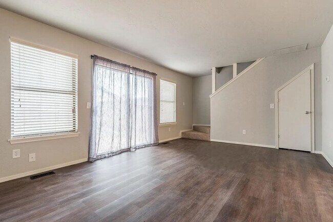 Building Photo - Beautiful 2BD/2.5 BTH Home Right off of NW Expressway and Shopping Areas