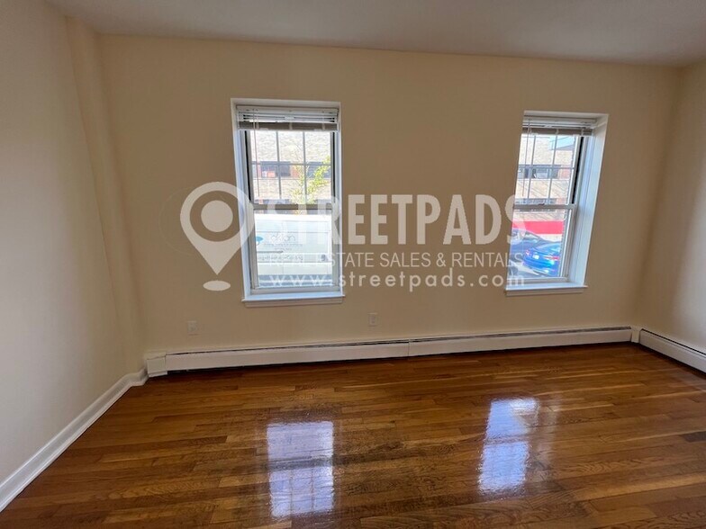 Building Photo - 172 N Beacon St