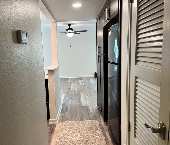 Building Photo - 3431 N Hills Dr