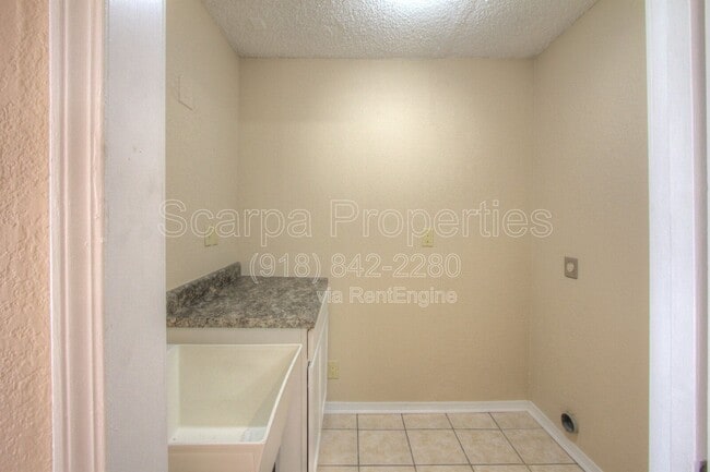 Building Photo - 230 E Zion St