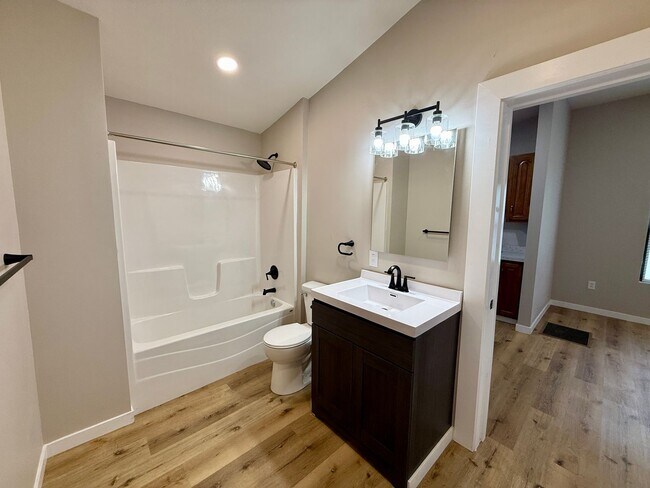 Building Photo - 1025 N 6th St