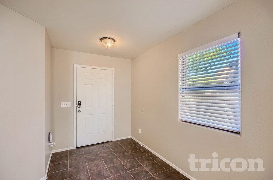 Building Photo - 13301 E Primrose Ln