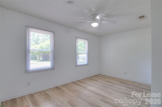 Building Photo - 1112 Willoughby Rd