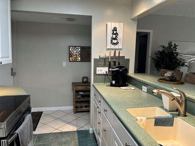 Building Photo - 900 River Reach Dr