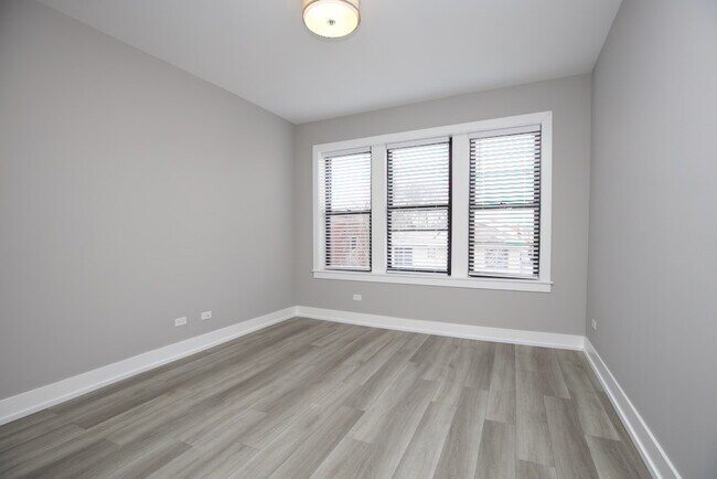 Building Photo - 3946 N Janssen Ave