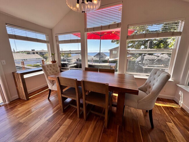 Building Photo - Charming West Seattle Home with Views of Puget Sound