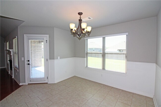 Building Photo - 902 SW Caprington St