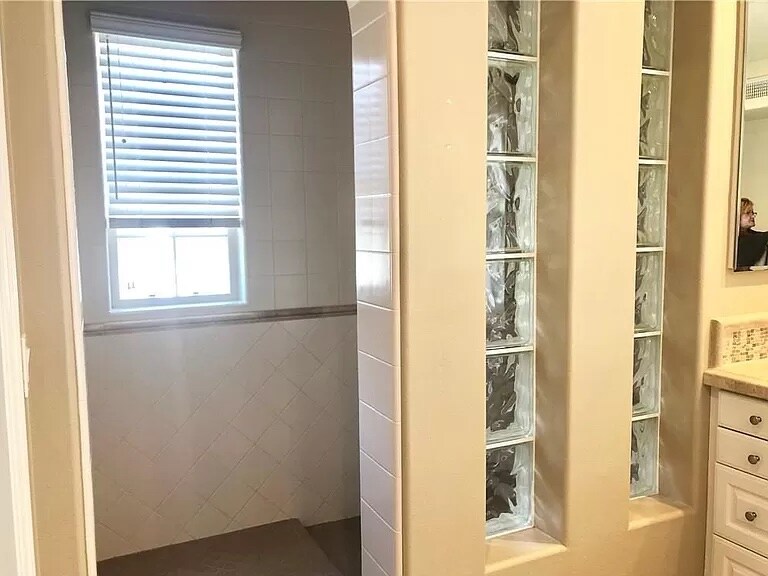 Building Photo - 16 Via Soria