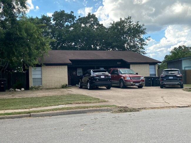 Building Photo - CUTE TWO BEDROOM ONE BATH DUPLEX ON SHUTTLE ROUTE