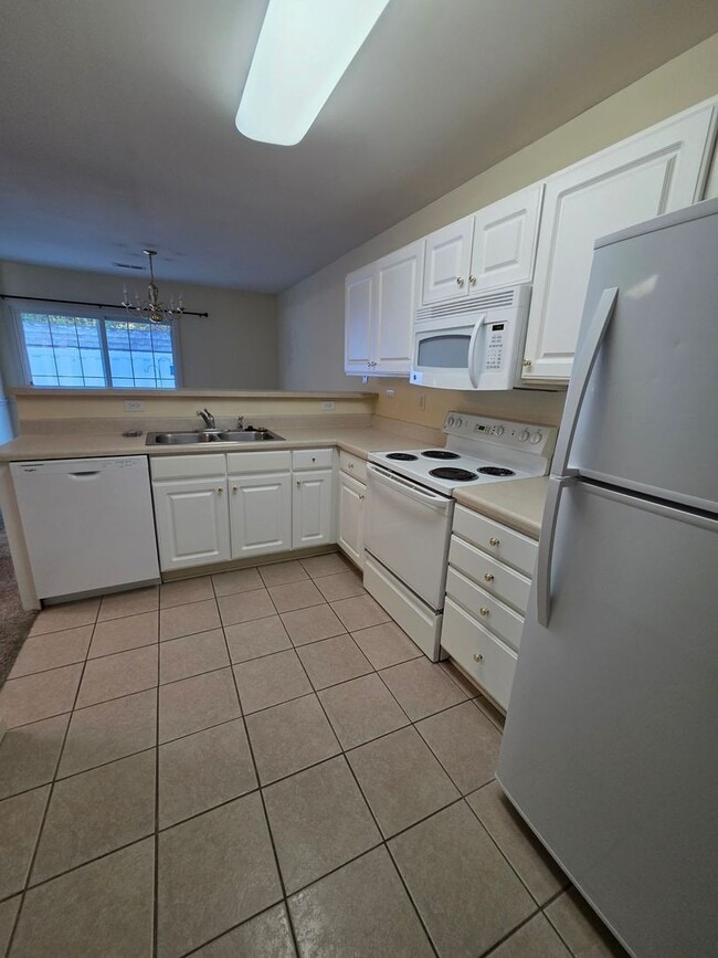 Building Photo - 3 BR Townhome in north High Point!
