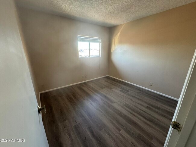 Building Photo - 286 W Palomino Dr